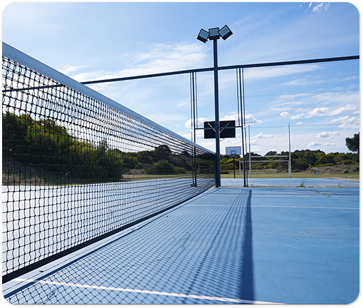 Foto de una cancha de tenis con piso semi-rapido.