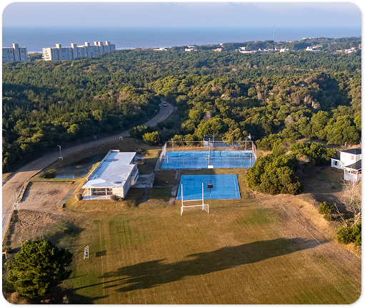 Foto desde un dron del club cardales donde se aprecian las canchas de deportes.
