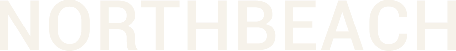 Logo de Northbeach posicionado arriba de un banner