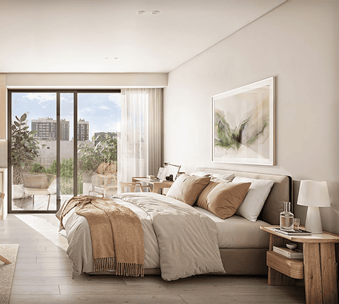 Dormitorio amplio y luminoso con cama doble, tonos neutros y balcón con vista a la ciudad y plantas.