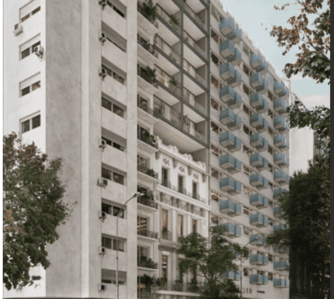 Edificio residencial alto con balcones modernos y fachada clásica en planta baja, rodeado de árboles urbanos.